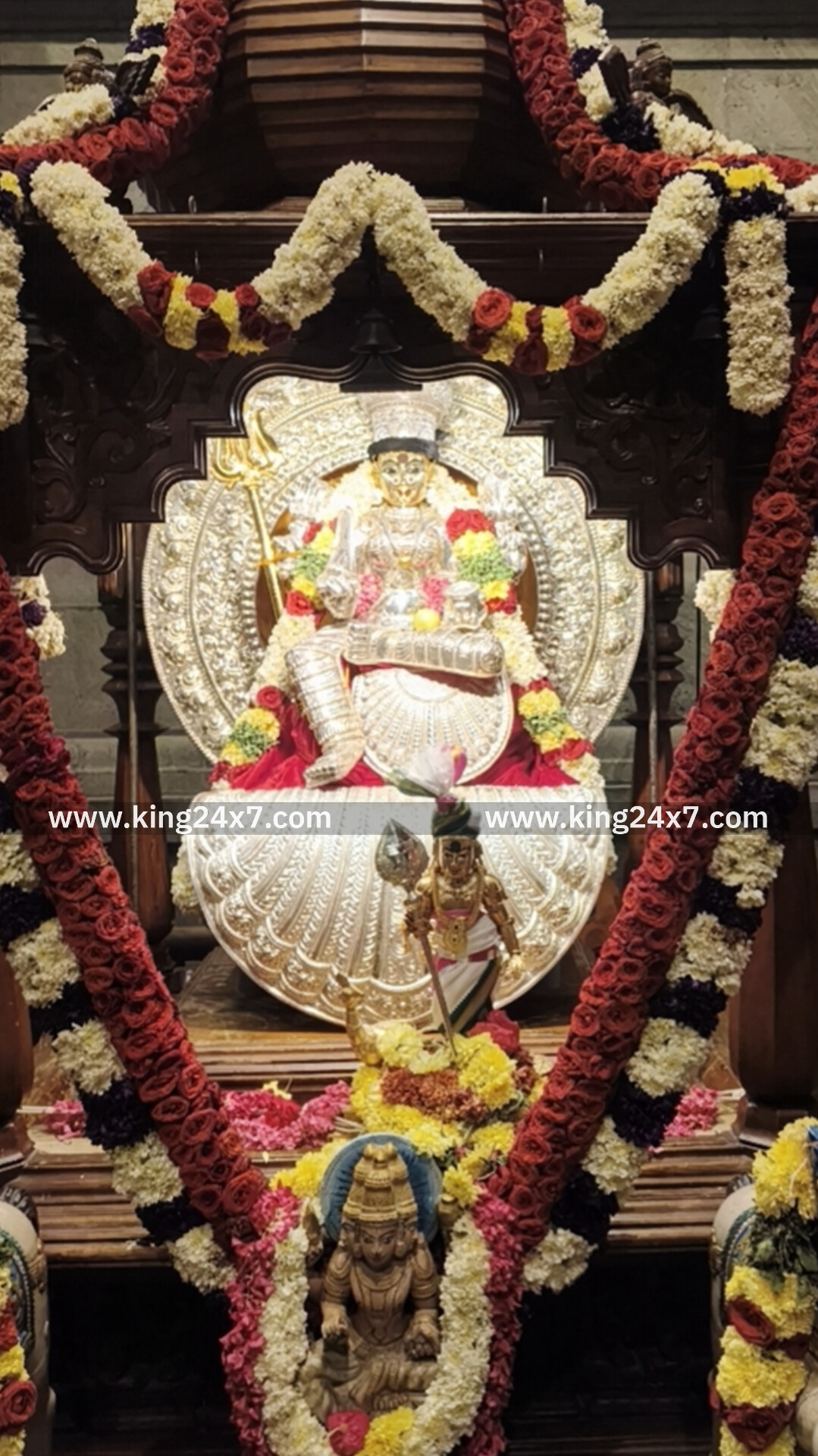 ராசிபுரம் ஸ்ரீ அங்காள பரமேஸ்வரி உற்சவருக்கு பௌர்ணமி சிறப்பு பூஜை அலங்காரம்..