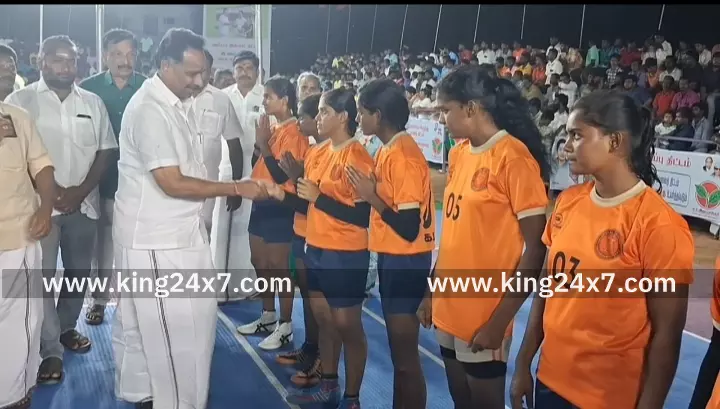 கரூரில் முன்னாள் முதல்வர் ஜெயலலிதா பிறந்தநாளை முன்னிட்டு மாவட்ட அளவிலான அம்மா கபடி லீக் போட்டியில் வெற்றி பெற்றவர்களுக்கு முன்னாள் அமைச்சர் MR விஜயபாஸ்கர் பரிசுகள் வழங்கினார்.