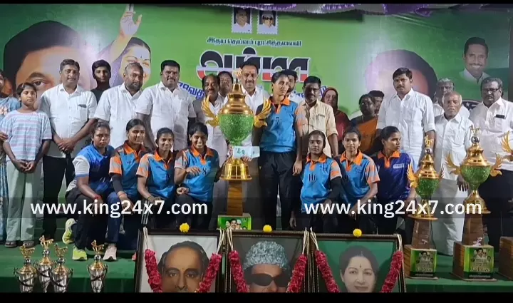 கரூரில் முன்னாள் முதல்வர் ஜெயலலிதா பிறந்தநாளை முன்னிட்டு மாவட்ட அளவிலான அம்மா கபடி லீக் போட்டியில் வெற்றி பெற்றவர்களுக்கு முன்னாள் அமைச்சர் MR விஜயபாஸ்கர் பரிசுகள் வழங்கினார்.