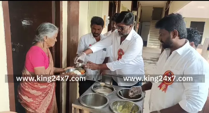 கரூரில் தமிழக வெற்றிக் கழகத்தின் மூன்றாம் ஆண்டு துவக்க விழா- முதியோர் இல்லத்தில் அன்னதானம், பொதுமக்களுக்கு இனிப்பு வழங்கி கொண்டாட்டம்.