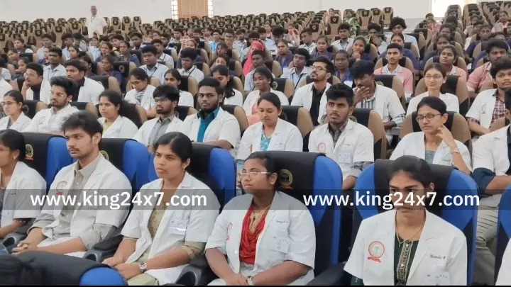 கரூரில் உலகம் உங்கள் கையில் திட்டத்தில் 678 மாணவ, மாணவிகளுக்கு மடிக்கணினிகளை சட்டமன்ற உறுப்பினர் செந்தில் பாலாஜி வழங்கினார்.