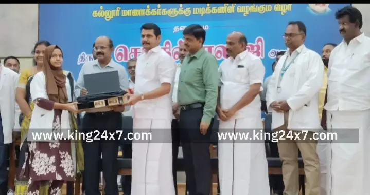 கரூரில் உலகம் உங்கள் கையில் திட்டத்தில் 678 மாணவ, மாணவிகளுக்கு மடிக்கணினிகளை சட்டமன்ற உறுப்பினர் செந்தில் பாலாஜி வழங்கினார்.
