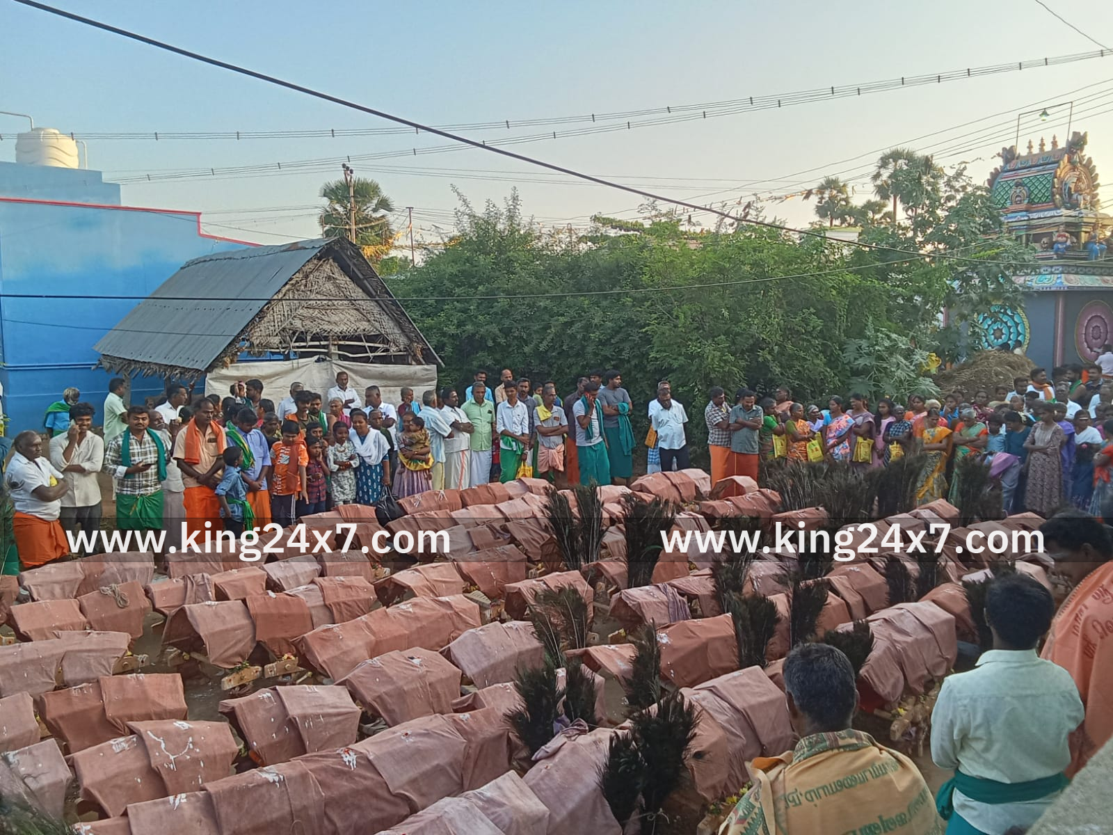 500 க்கும் மேற்பட்ட காவடிகளுடன் முருக பக்தர்கள் சென்னிமலை, சிவன்மலை யாத்திரை துவக்கம்