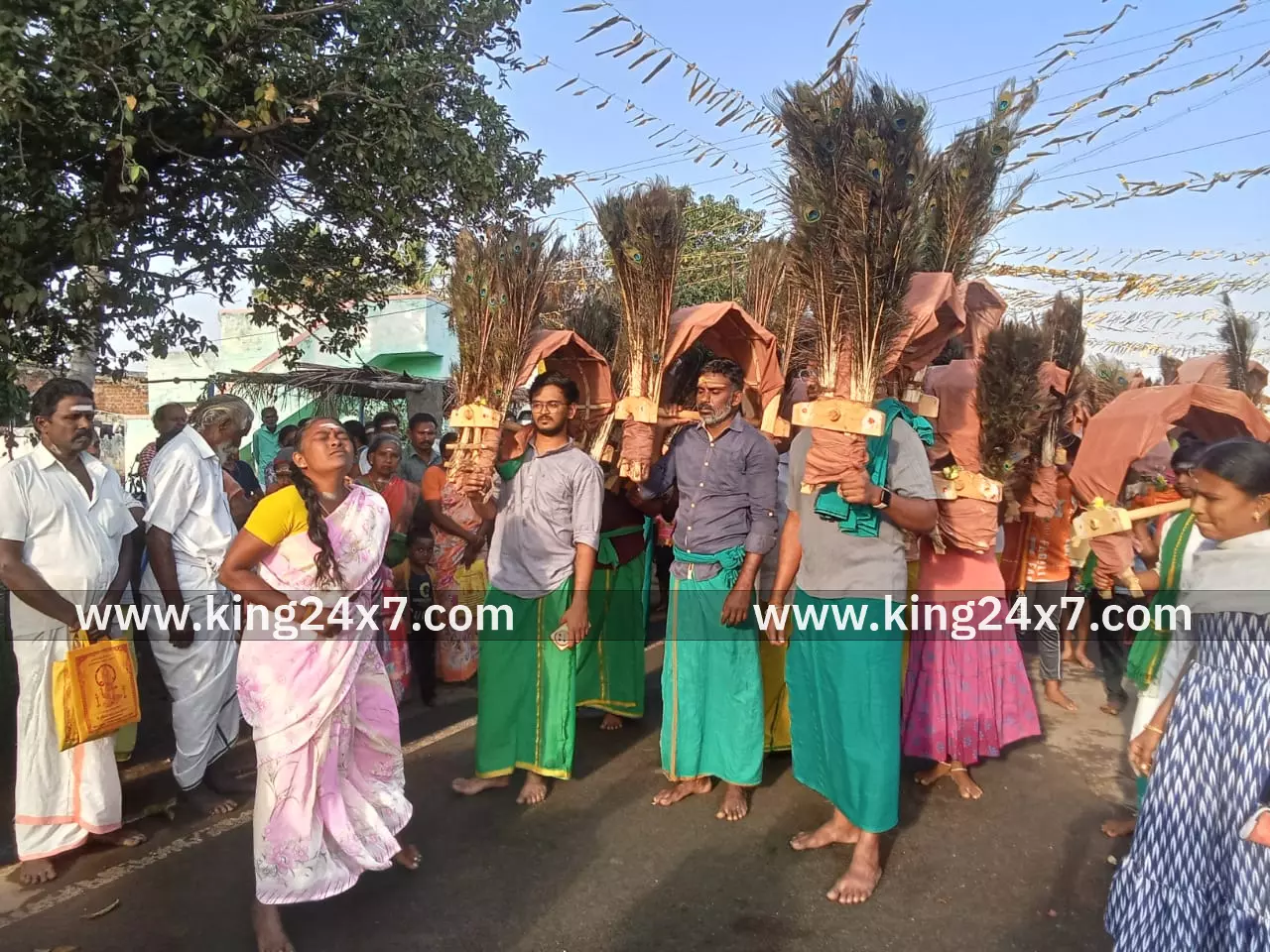 500 க்கும் மேற்பட்ட காவடிகளுடன் முருக பக்தர்கள் சென்னிமலை, சிவன்மலை யாத்திரை துவக்கம் 500 க்கும் மேற்பட்ட காவடிகளுடன் முருக பக்தர்கள் சென்னிமலை, சிவன்மலை யாத்திரை துவக்கம்