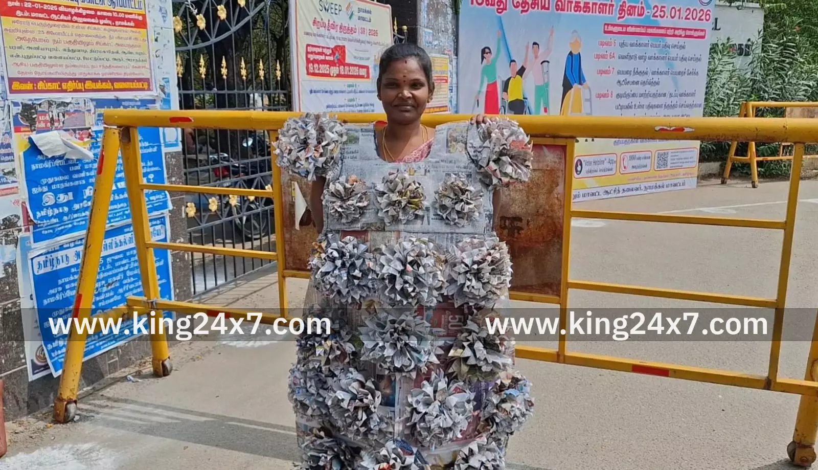 செய்தி நாளிதழ் பேப்பரில் ஆடை வடிவமைத்த பெண். செய்தி நாளிதழ் பேப்பரில் ஆடை வடிவமைத்த பெண்.