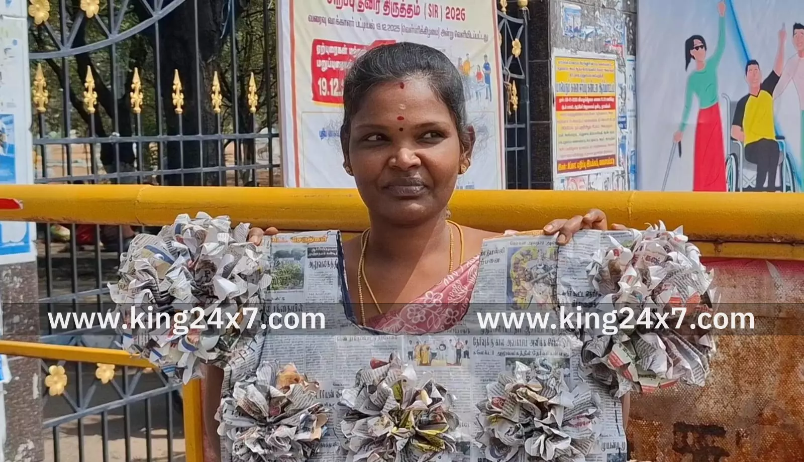 செய்தி நாளிதழ் பேப்பரில் ஆடை வடிவமைத்த பெண். செய்தி நாளிதழ் பேப்பரில் ஆடை வடிவமைத்த பெண்.