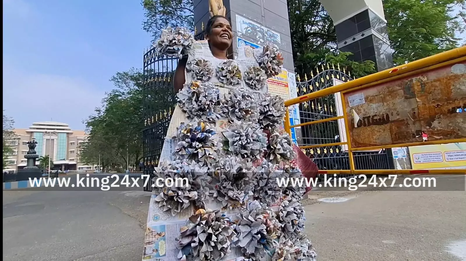 செய்தி நாளிதழ் பேப்பரில் ஆடை வடிவமைத்த பெண். செய்தி நாளிதழ் பேப்பரில் ஆடை வடிவமைத்த பெண்.