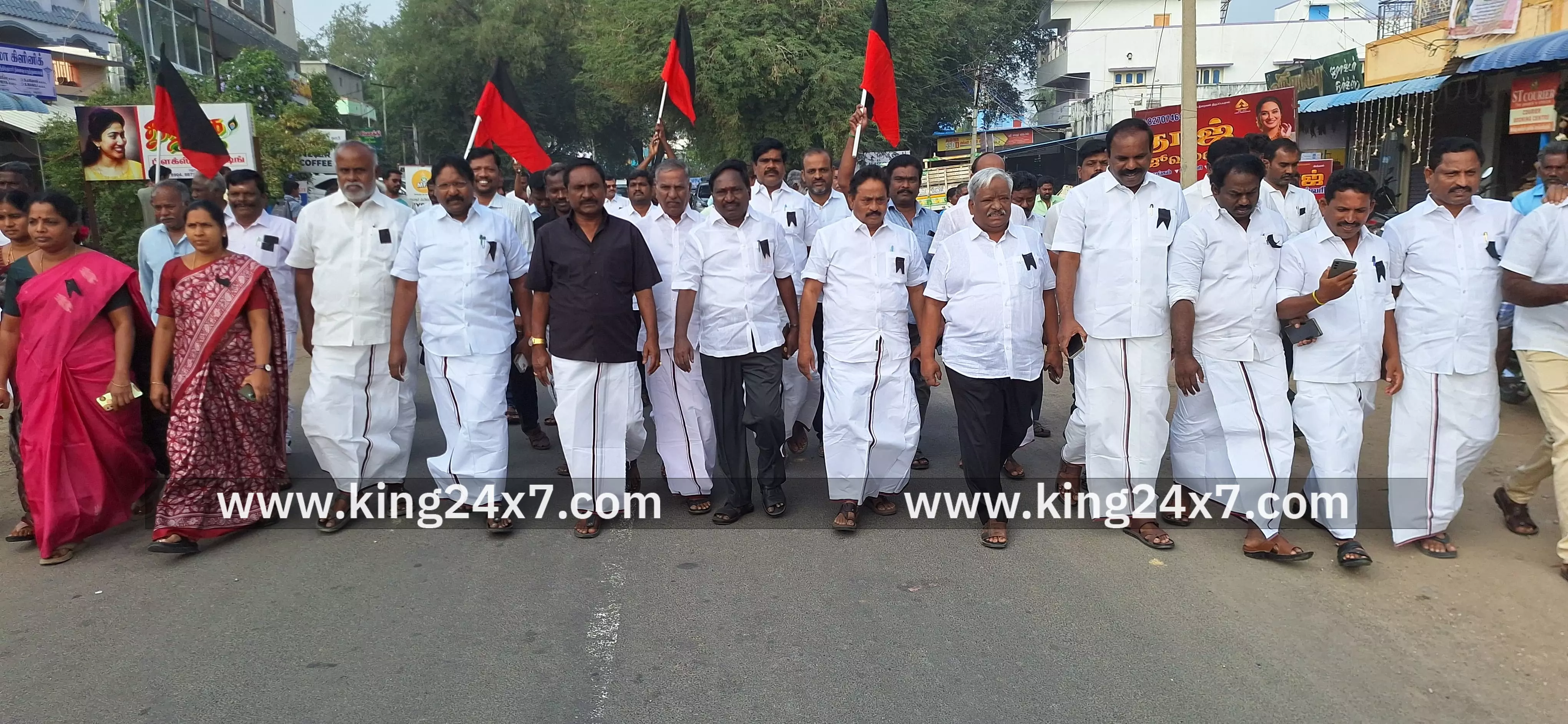 பேரறிஞர் அண்ணா நினைவு தினத்தை முன்னிட்டு மாலை அணிவித்து மரியாதை பேரறிஞர் அண்ணா நினைவு தினத்தை முன்னிட்டு மாலை அணிவித்து மரியாதை