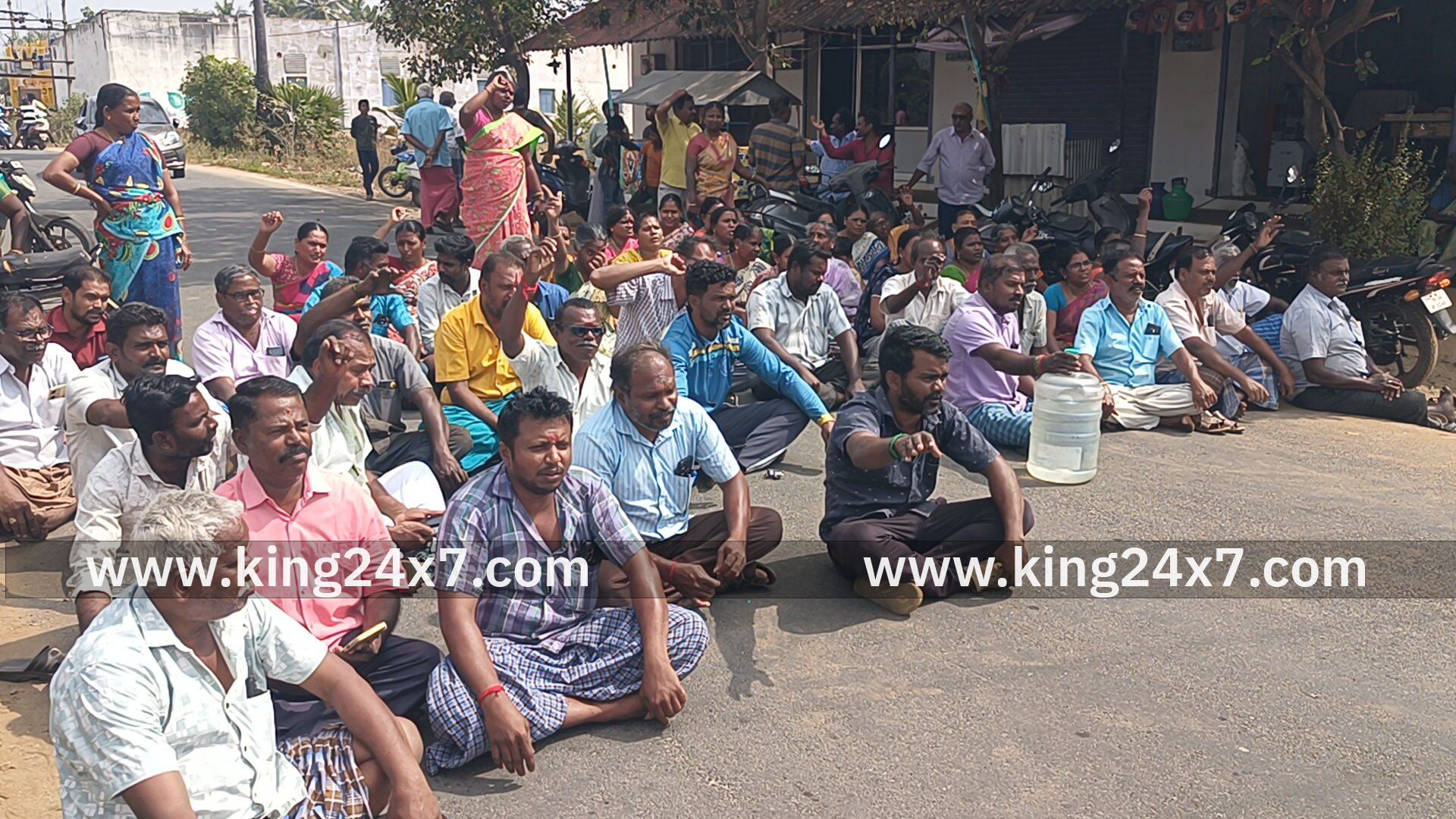 திருச்செங்கோடு அருகே வழித்தடத்தை மறித்து வேலி போட்டு நடை பாதையில் இடைஞ்சல் ஏற்படுத்தியதை கண்டித்து குட்டி மேய்க்கம் பட்டியில் பொதுமக்கள் சாலை மறியல்