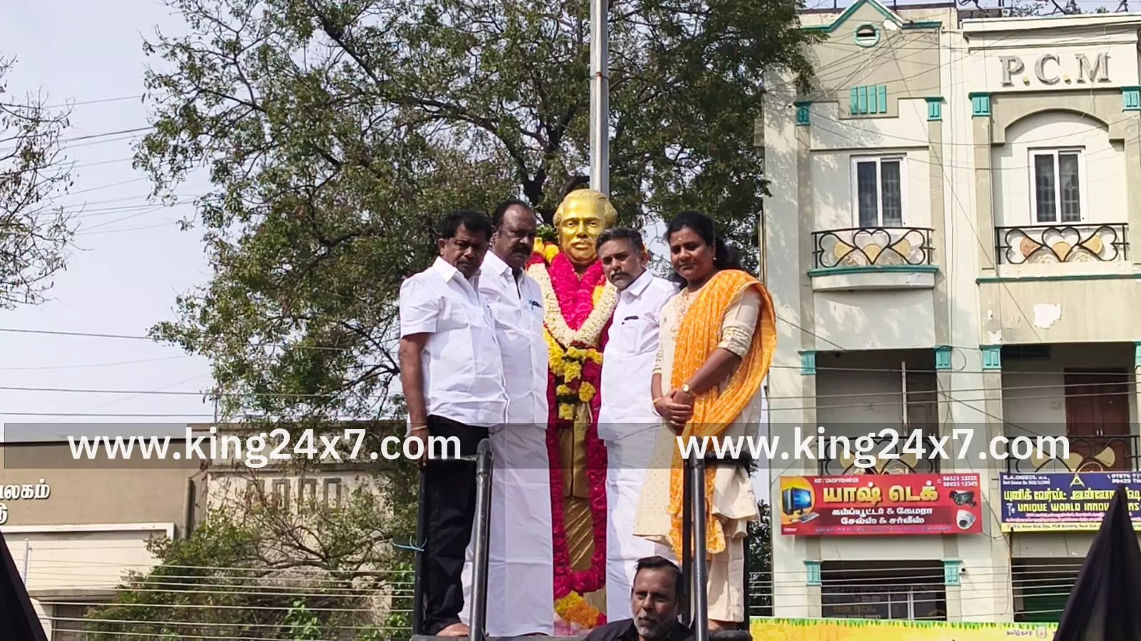 மறைந்த முன்னாள் தமிழக முதல்வர் திமுக நிறுவனர் பேரறிஞர் அண்ணாவின் 57-வது நினைவு தினத்தை ஒட்டிதிருச்செங்கோட்டில் திமுக மற்றும் அதிமுகவினர் அண்ணா சிலைக்கு மாலை அணிவித்து மரியாதை மறைந்த முன்னாள் தமிழக முதல்வர் திமுக நிறுவனர் பேரறிஞர் அண்ணாவின் 57-வது நினைவு தினத்தை ஒட்டிதிருச்செங்கோட்டில் திமுக மற்றும் அதிமுகவினர் அண்ணா சிலைக்கு மாலை அணிவித்து மரியாதை