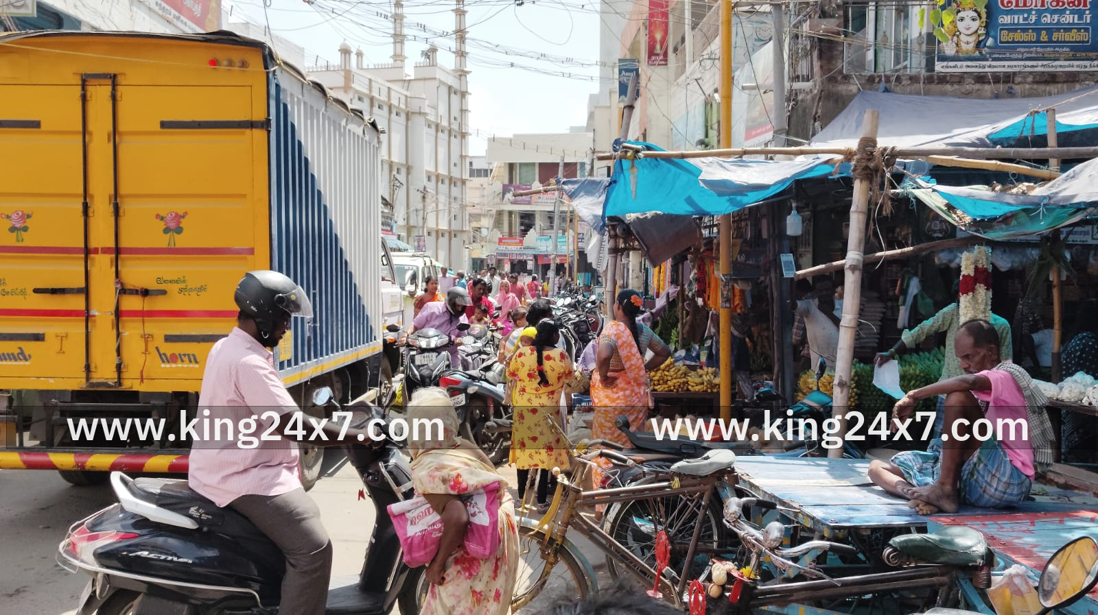 சாலையை ஆக்கிரப்பு செய்த வணிக வளாகங்கள்  நடந்து செல்ல முடியாமல் பொதுமக்கள் அவதி