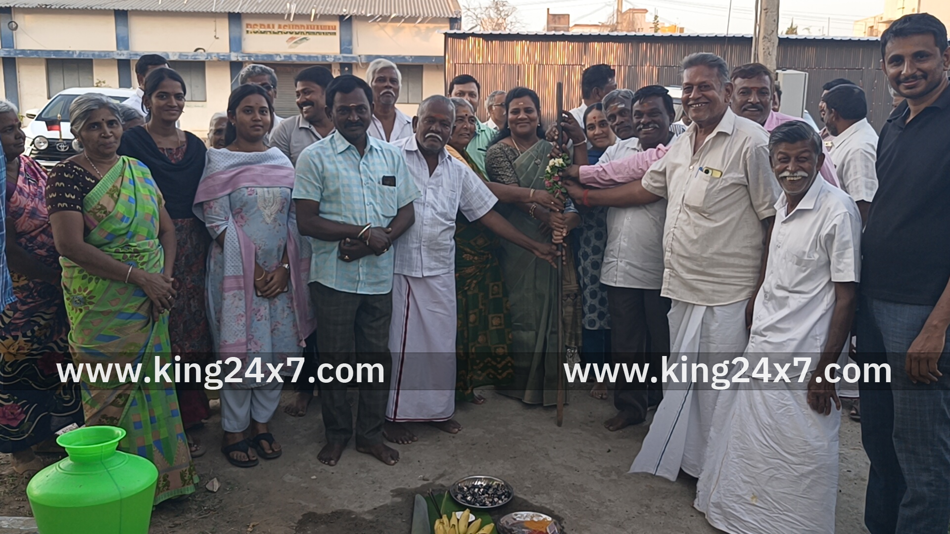 திருச்செங்கோடு நகராட்சி 33 வார்டுகளில் நகர்புற சாலை மேம்பாட்டு திட்டத்தின் கீழ் சாலை அமைக்கும் பணி 2வது கட்ட சாலை அமைக்கும் பணிகளை  நகர மன்ற தலைவர் நளினி பாபுதொடங்கி வைத்தார்