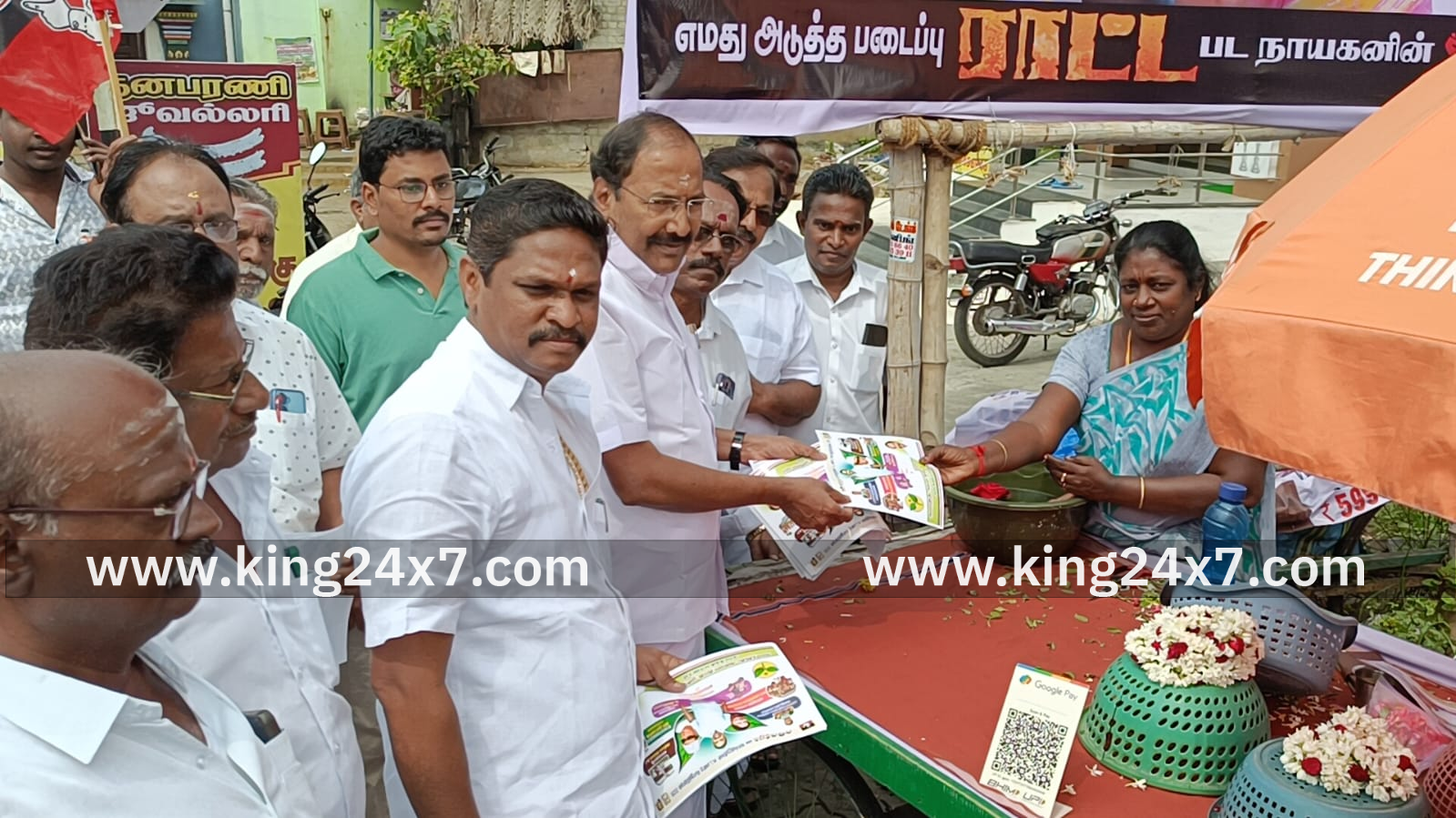 தேர்தல் விழிப்புணர்வு துண்டு பிரசுரம்
விநியோகம் செய்த முன்னாள் அமைச்சர்