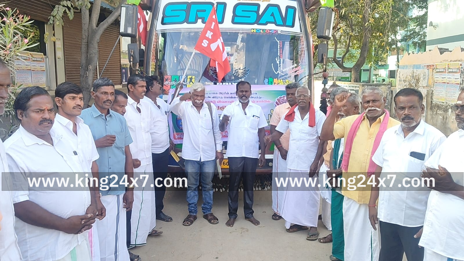 கிருஷ்ணராயபுரத்தில் இருந்து புறப்பட்டு சென்ற விவசாயிகள் மத்திய அரசை கண்டித்து திருப்பூரில் போராட்டம்