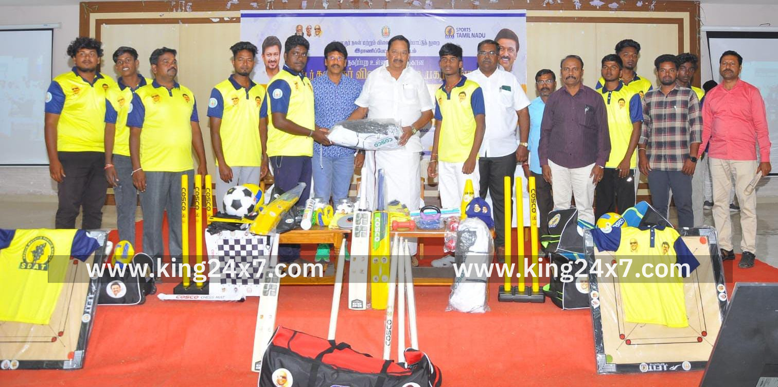 தமிழக கைத்தறி மற்றும் துணிநூல் துறை அமைச்சர் ஆர்.காந்தி இராணிப்பேட்டை மாவட்ட ஆட்சியர் அலுவலக கூட்டரங்கில்