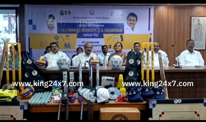 கரூரில் கலைஞர் விளையாட்டு உபகரணங்கள் வழங்கும் திட்டத்தின் கீழ் இளைஞர்களுக்கு விளையாட்டு உபகரணங்களை வழங்கினார் மாவட்ட ஆட்சியர் தங்கவேல்.
