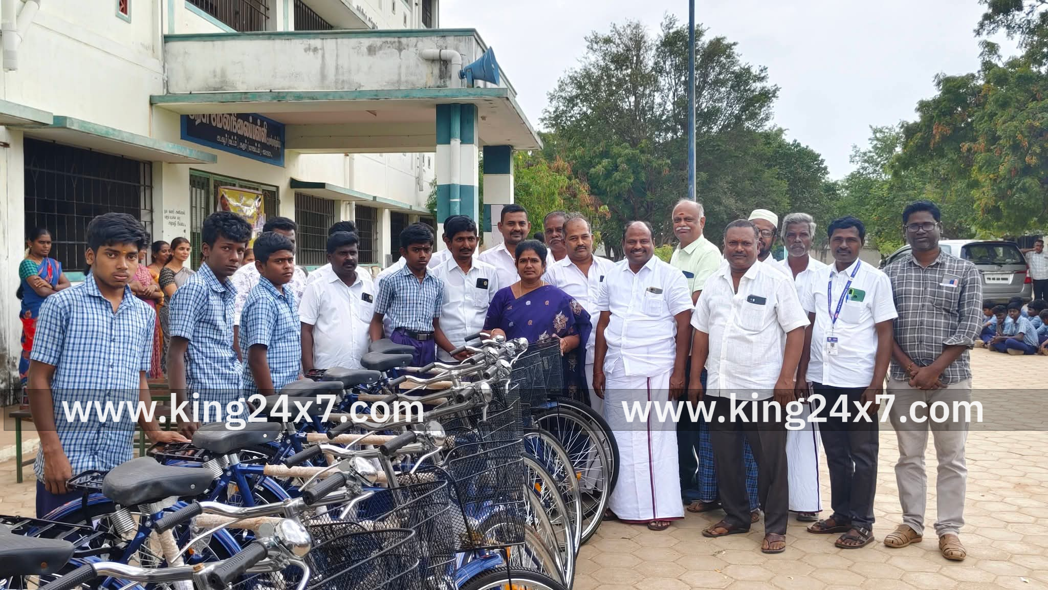 தரகம்பட்டி, குருணிகுளத்துப்பட்டி அரசு பள்ளி மாணவ, மாணவிகளுக்கு 350 விலையில்லா சைக்கிள் வழங்கல்