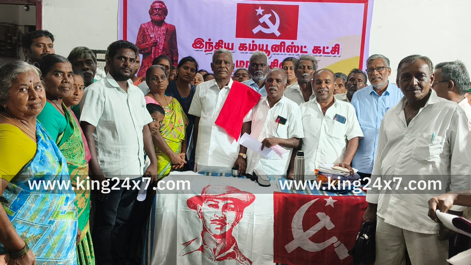 100 ஆண்டுகள் பழமையான வண்டிப்பாதை மறிப்பு:  மார்க்சிஸ்ட் மாநில செயலாளரிடம்  கோரிக்கை மனு அளித்த பொதுமக்கள்.