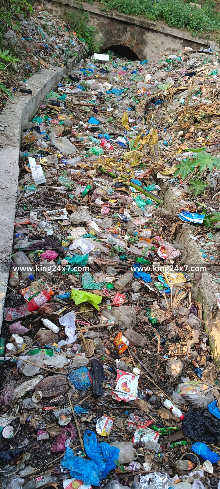 குளித்தலையில் பிளாஸ்டிக் கழிவுகளால் பொதுமக்கள் அவதி