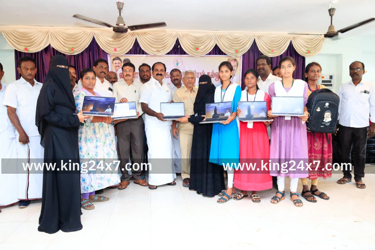 நைனா முகம்மது மகளிர் கலை அறிவியல் கல்லூரி மாணவிகளுக்கு அமைச்சர் சிவ வீ மெய்யநாதன் தமிழக அரசு மடிக்கணினிகளை வழங்கினார்.