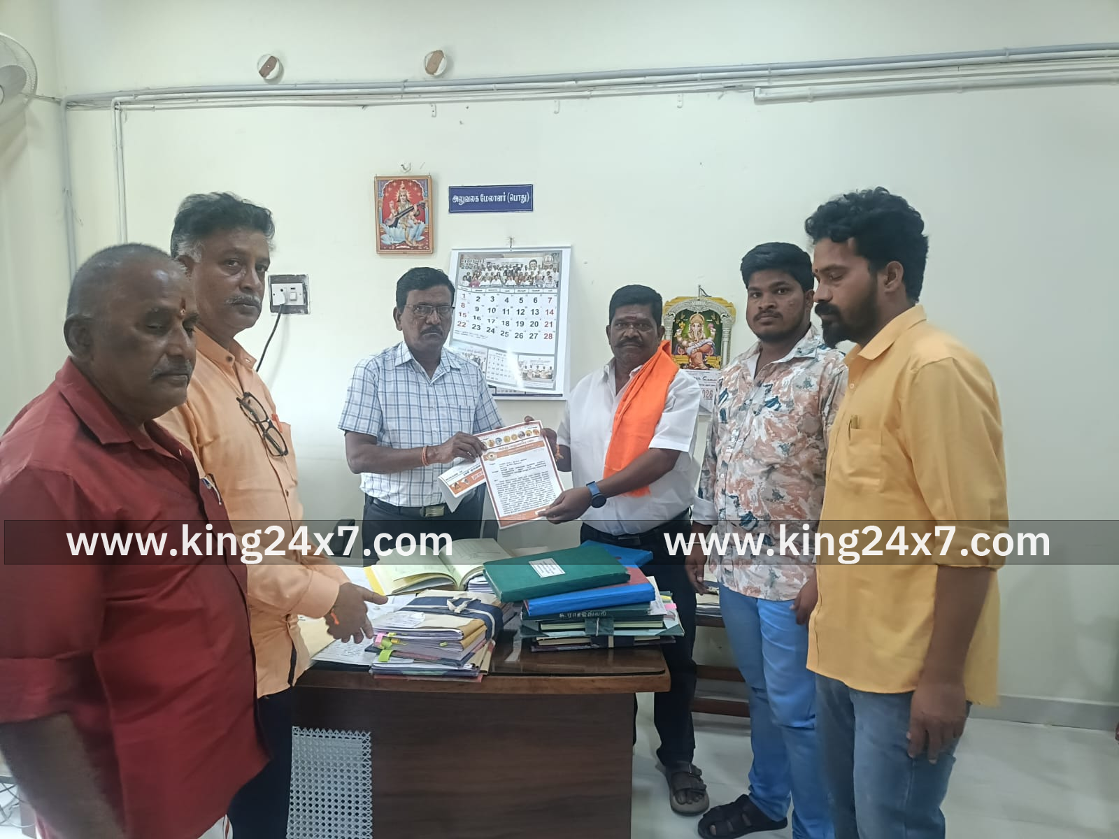 காளியம்மன் கோவிலில் புதிய விழாக்குழு அமைக்க வி.எச்.பி. சார்பில் கலெக்டர், எஸ்.பி. க்கு நேரில் கோரிக்கை